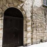 L'ingresso di Palazzo d'Amelj: eretto nel 1700, attualmente ospita venti famiglie
